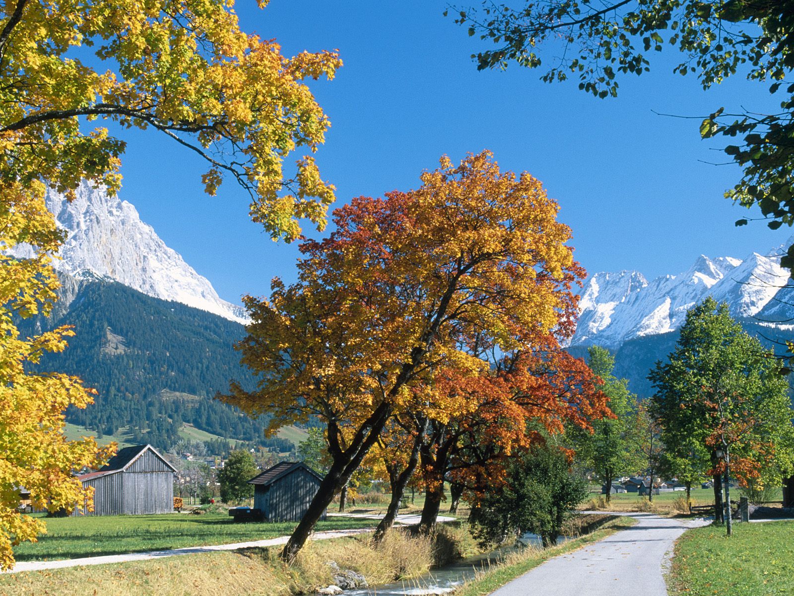 Ehrwald%20in%20Autumn%2C%20Alps%2C%20Tyrol%2C%20Austria.jpg